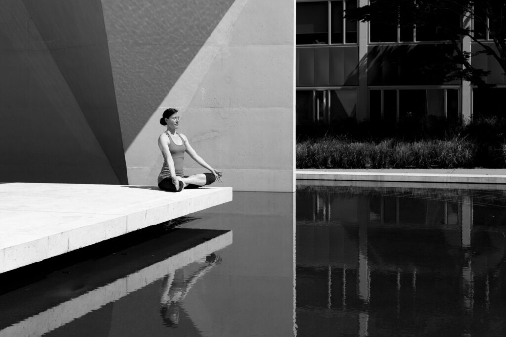 meditar Mujer meditando en un ambiente tranquilo para mejorar su bienestar