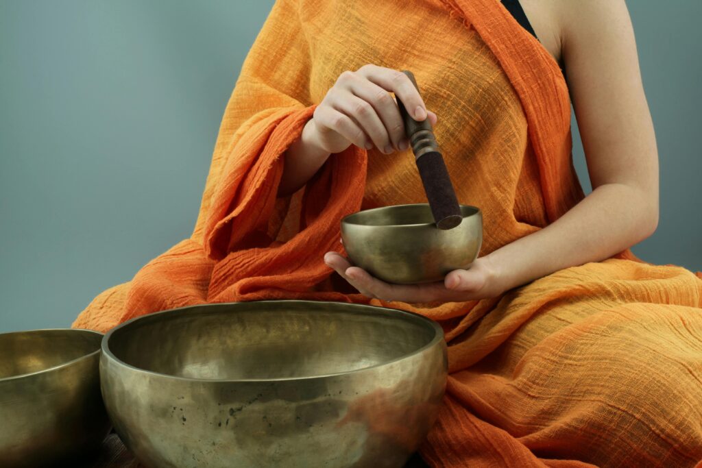 mindfulness Mujer practicando mindfulness para reducir el estrés en un ambiente tranquilo